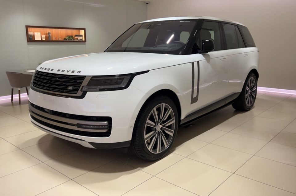 Range Rover Vogue 2023 For Rent in Dubai Luxuuary Car Rental Dubai